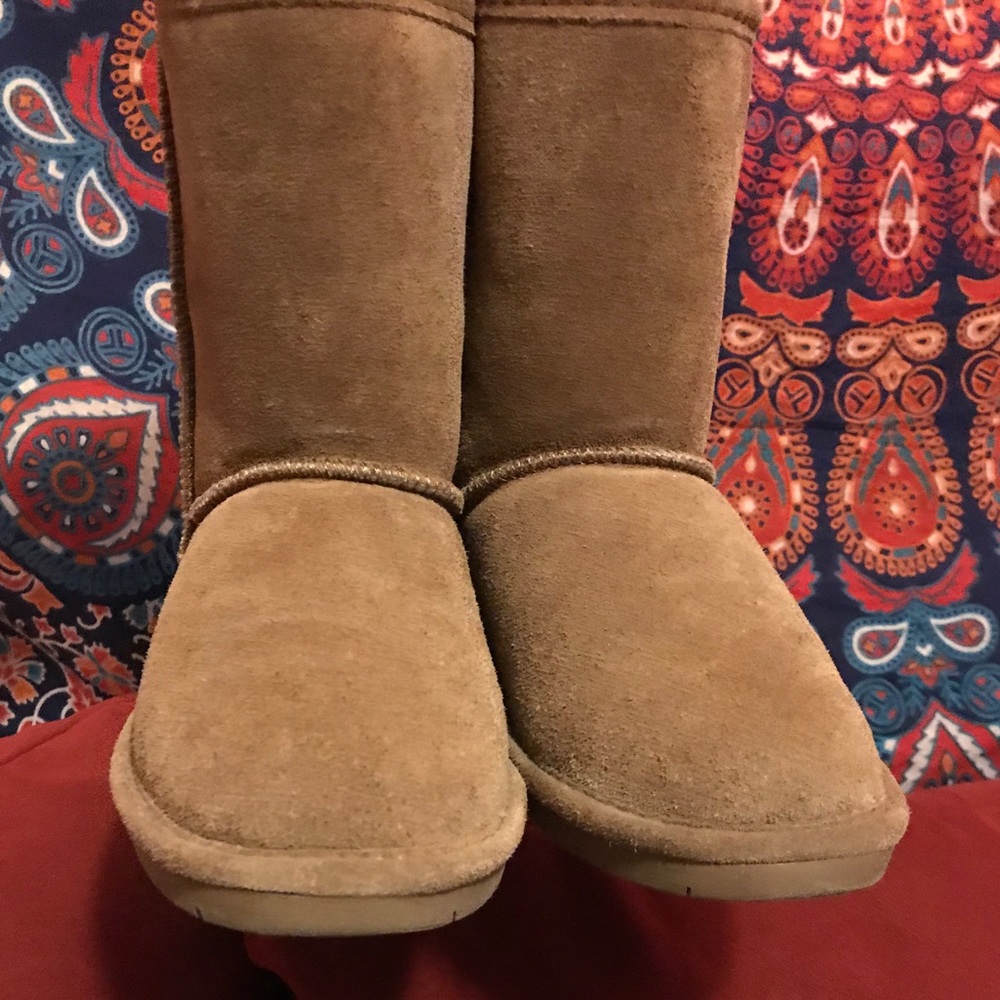 Girls Tan Bearpaw boots.